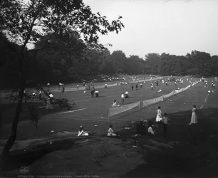 Las canchas de tenis, Central Park, Nueva York, c.1904